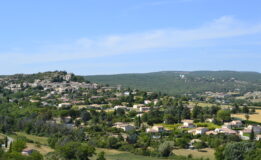 Vue du village de Saint Michel l'Observatoire